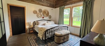 Peaceful Boho Retreat Nestled in the Woods – 5 Mins from Downtown