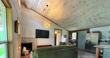 Peaceful Boho Retreat Nestled in the Woods â 5 Mins from Downtown