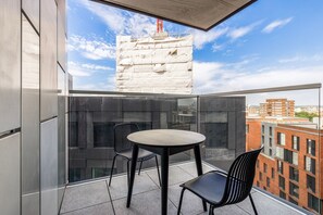 Outdoor dining - Blueground | Hoxton, jacuzzi, nr St. Paul's (London)
