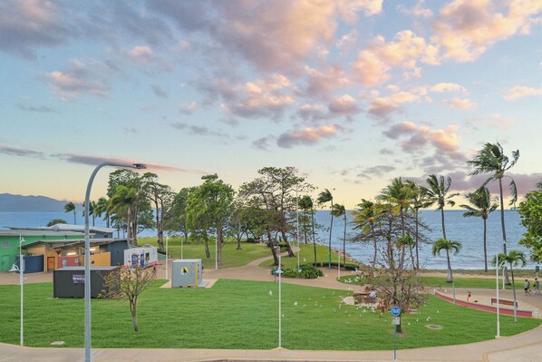 Property grounds - Beachfront Apartment Stunning Views (North Ward)