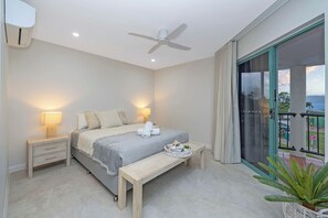 3 bedrooms, iron/ironing board, WiFi, bed sheets - Beachfront Apartment Stunning Views (North Ward)