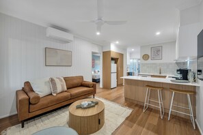 TV - Seabreeze Unit 2 / Seabreeze Unit 2 (North Ward)