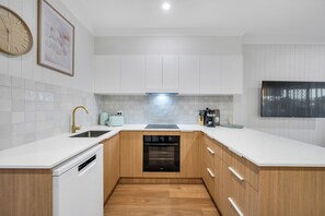 Fridge, microwave, oven, stovetop - Seabreeze Unit 2 / Seabreeze Unit 2 (North Ward)