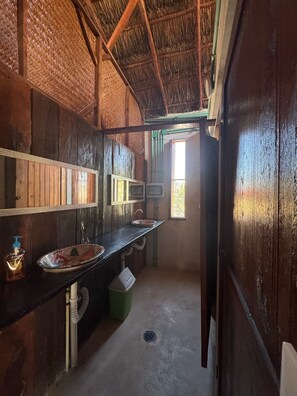 ห้องเบสิกพักรวม | ห้องน้ำรวม