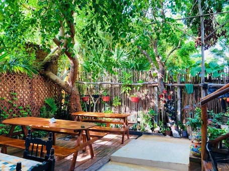 Basic Shared Dormitory | Living area | Books, stereo