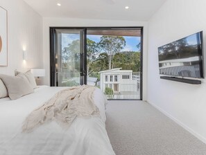 4 bedrooms, WiFi - Luxury Villa with Pool – Minutes from Beach (Bogangar)