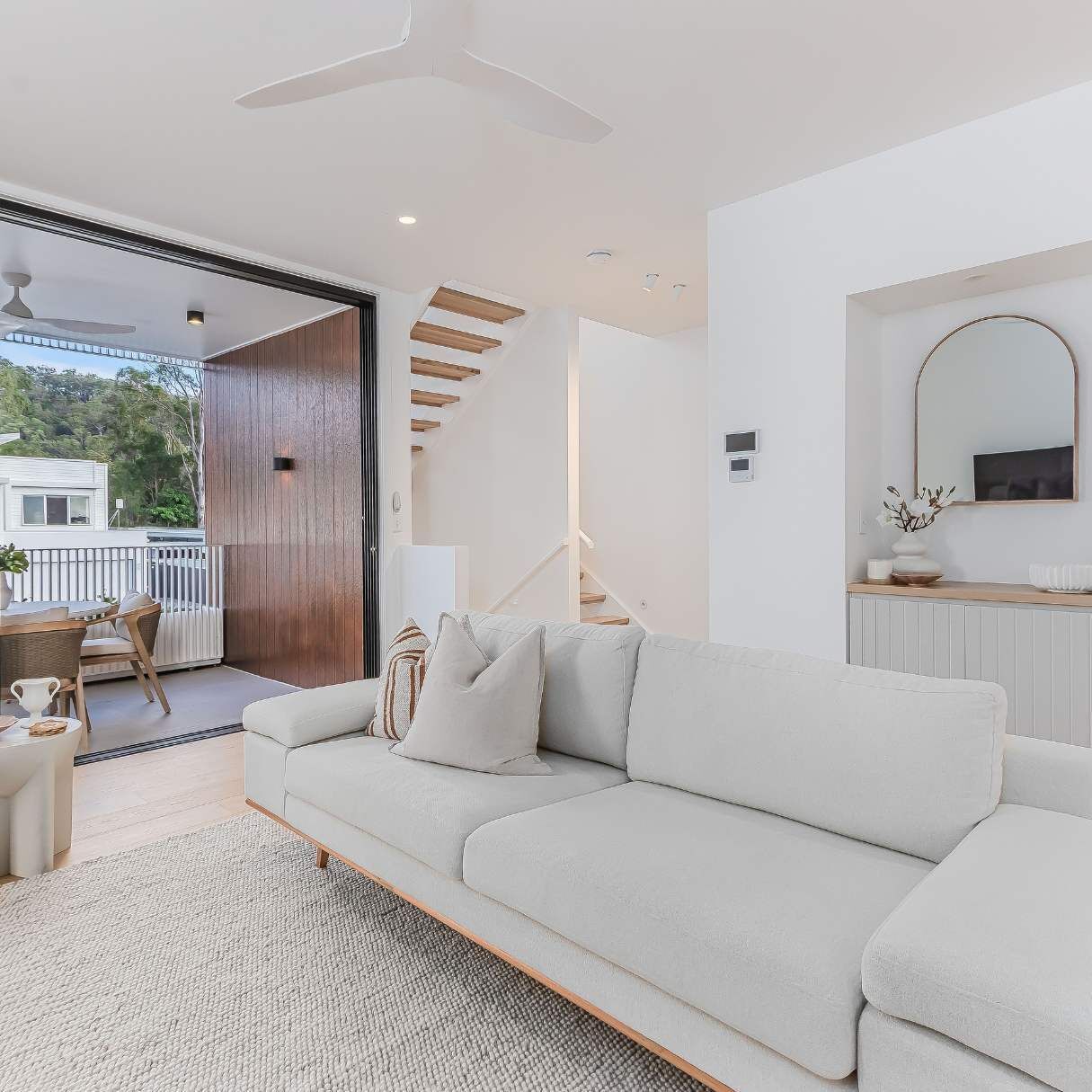 Televisión y oficina 