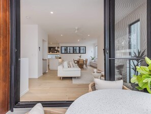 Televisión y oficina 