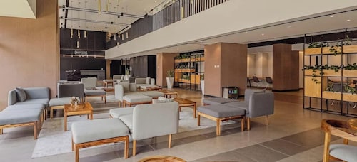 Volcano View Skyline Luxury KING Bed FREE Pool/Gym