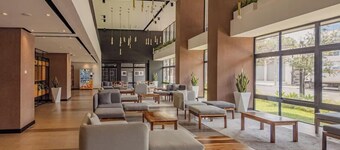 Luxury Skyline Volcano View KING Bed FREE Pool Gym