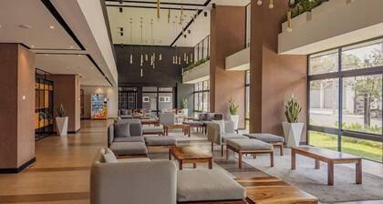 Luxury Skyline Volcano View KING Bed FREE Pool Gym