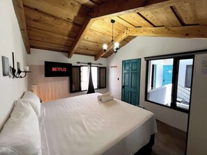 3 slaapkamers, een strijkplank/strijkijzer, wifi, beddengoed