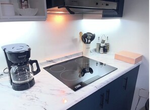 Kühlschrank, Mikrowelle, Herdplatte, Wasserkocher mit Kaffee-/Teezubehör