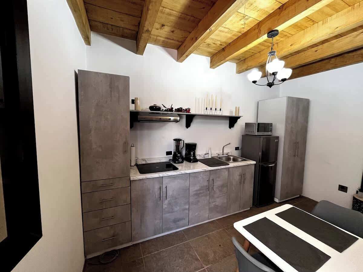 Refrigerador, microondas, placa de cocina, cafetera/tetera