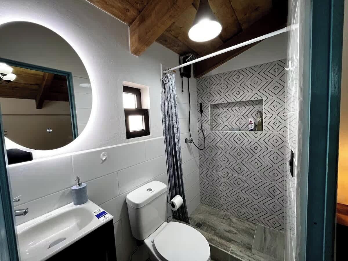 Ducha, secador de pelo, toallas y jabón