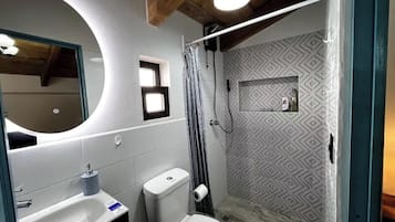 Ducha, secador de pelo, toallas y jabón