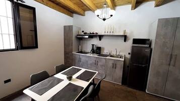 Frigorifero, microonde, piano cottura, macchina per tè/caffè