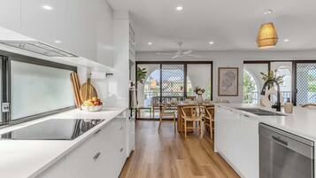 Refrigerador, microondas, horno, placa de cocina