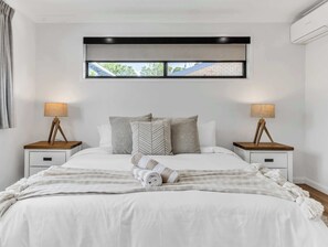 3 bedrooms, iron/ironing board, WiFi, bed sheets - Coastal Sanctuary Minutes from Beach - Upper Level (Tweed Heads)