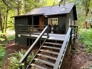 Terrace/patio - Cozy Cabin near Mt Hood with Hot Tub (Rhododendron)