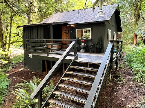 Cozy Cabin near Mt Hood with Hot Tub