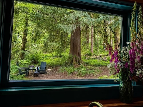 Cozy Cabin near Mt Hood with Hot Tub