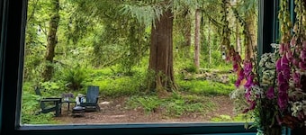 Cozy Cabin near Mt Hood with Hot Tub