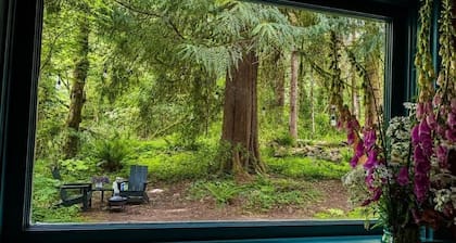 Cozy Cabin near Mt Hood with Hot Tub