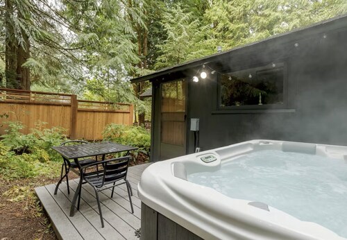 Cozy Cabin near Mt Hood with Hot Tub