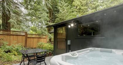 Cozy Cabin near Mt Hood with Hot Tub