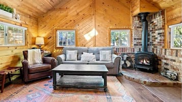 Een televisie en een open haard