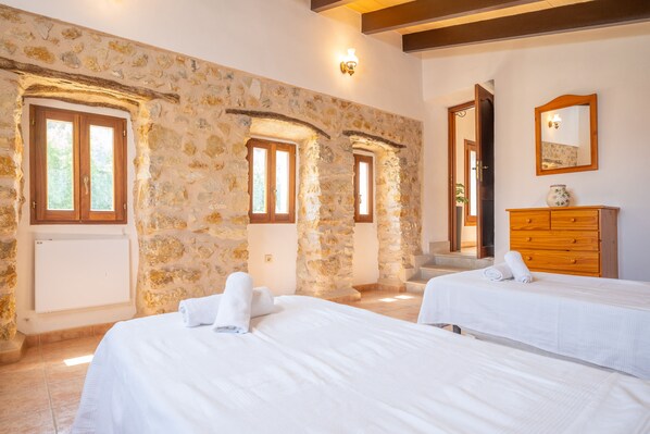 4 bedrooms, iron/ironing board, free WiFi, bed sheets