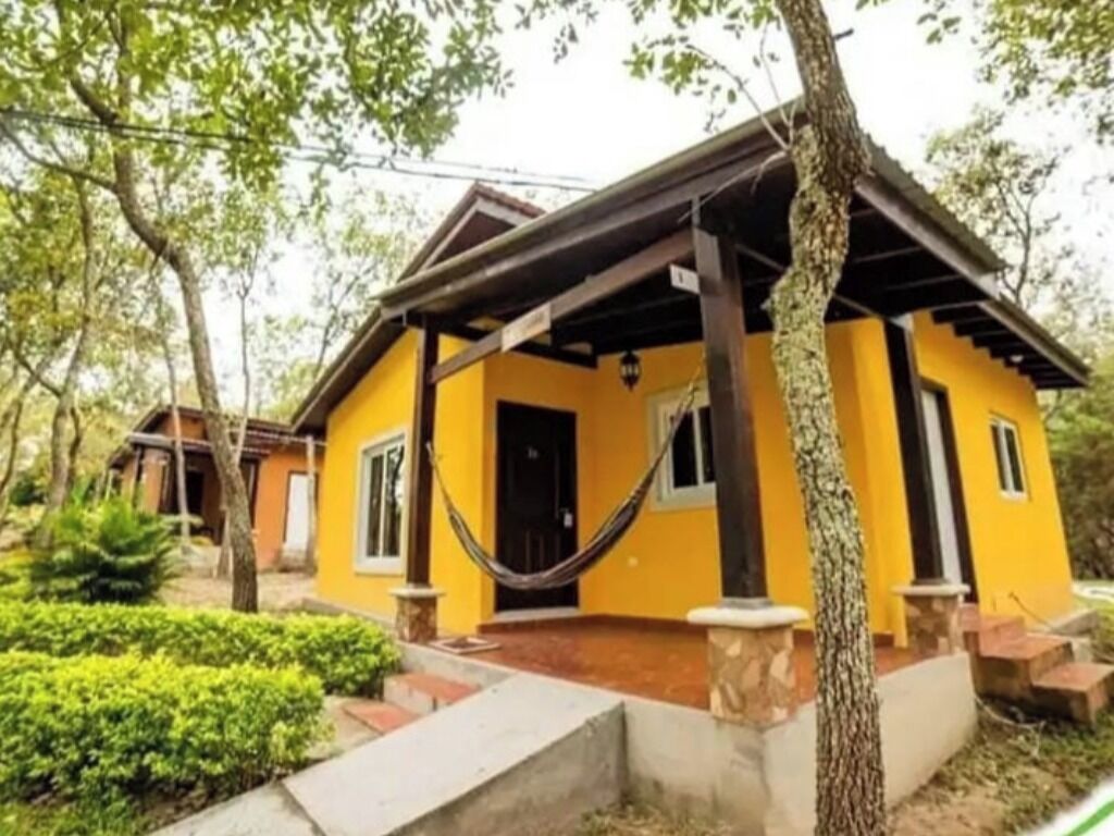 Un edifici groc amb un porxo i una cadira espanyola.
