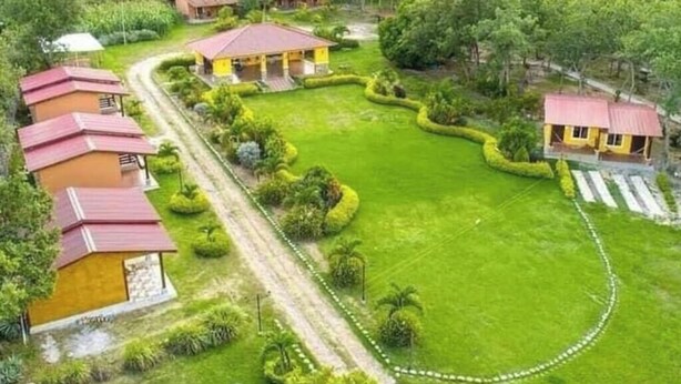 A residential area with multiple houses, a well-maintained lawn, and a clear pathway. - Ecoturismo Monte Horeb (Gracias)