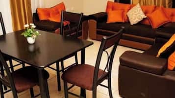 Suite Classique, patio, vue montagne | Coin séjour