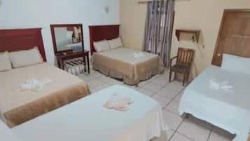 Chambre Quadruple Familiale, patio, vue montagne