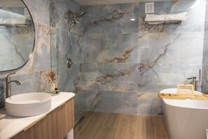 Een douche, een haardroger, handdoeken, zeep