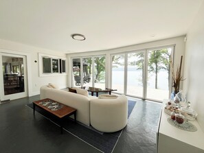 Interior - Luxury Home, Lakefront Sunsets, Gorgeous Views with optional Thanksgiving Dinner (Lansing)