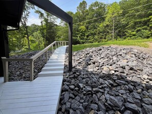 Property grounds - Luxury Home, Lakefront Sunsets, Gorgeous Views with optional Thanksgiving Dinner (Lansing)