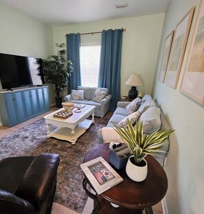 TV connectée, livres, écrans d'ordinateur