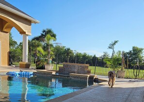 Piscina a l'aire lliure i piscina climatitzada