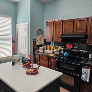 Fridge, microwave, oven, stovetop - Fly the Coop, Country living in my guesthouse (Mims)