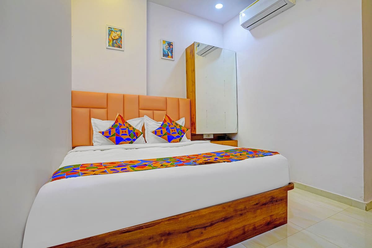 Egyptian cotton sheets, premium bedding, in-room safe, free WiFi