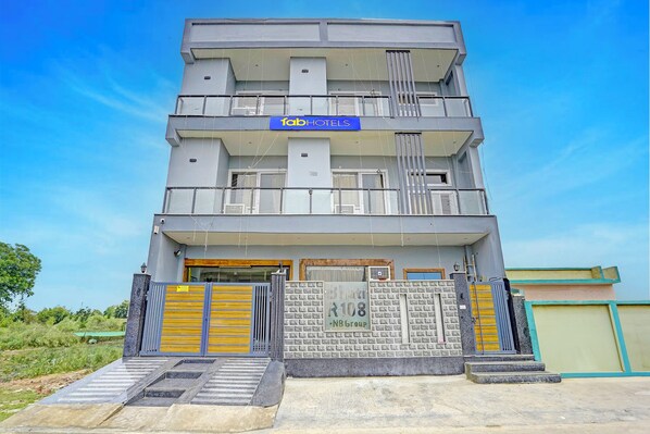 Exterior - Fabhotel The Viraaj (Greater Noida)