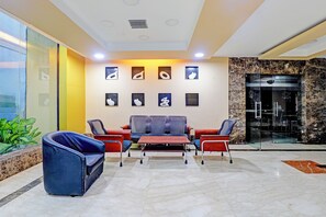 Lobby sitting area - Fabhotel The Royal Plaza (Chennai)