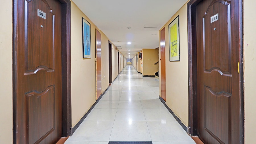 Fabhotel The Royal Plaza