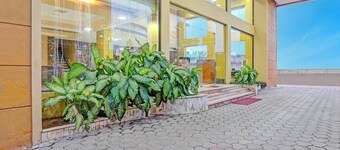 Fabhotel The Royal Plaza