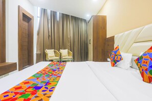 Egyptian cotton sheets, premium bedding, in-room safe, free WiFi - Fabhotel Lake Vista (Indore)