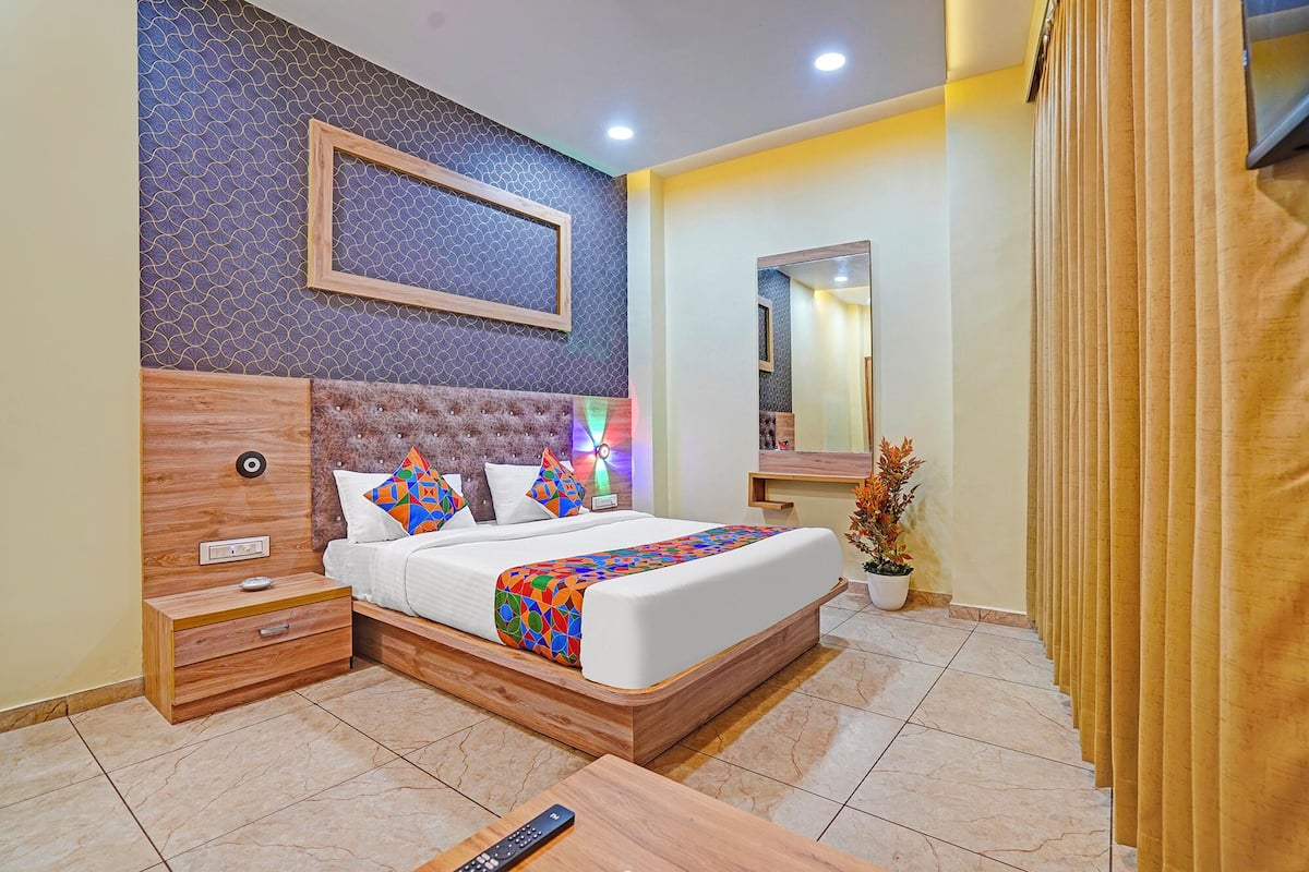Deluxe Room | Egyptian cotton sheets, premium bedding, in-room safe, desk