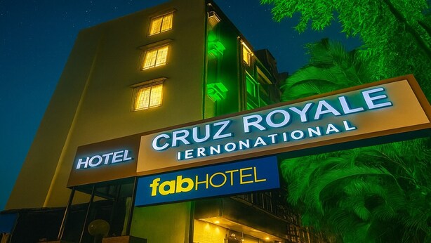 Un letrero de hotel con la marca "CRUZ ROYALE IERNONATIONAL" y "fabHOTEL".